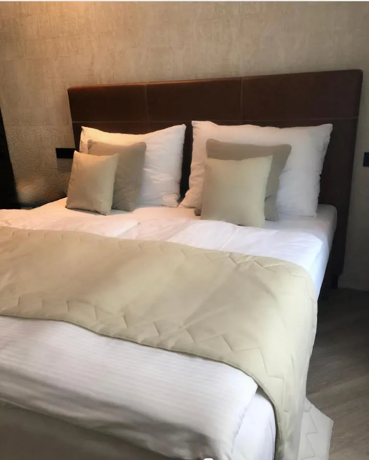 Chevron Hotel Prag 4*,